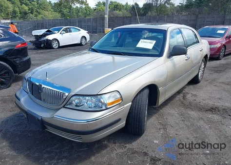 2005 Lincoln Town Car Signature Limited from USA, damaged, VIN 1LNHM82W05Y626210
